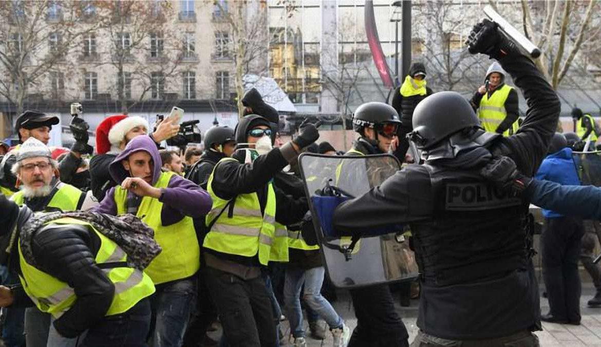 разгон митинга во франции