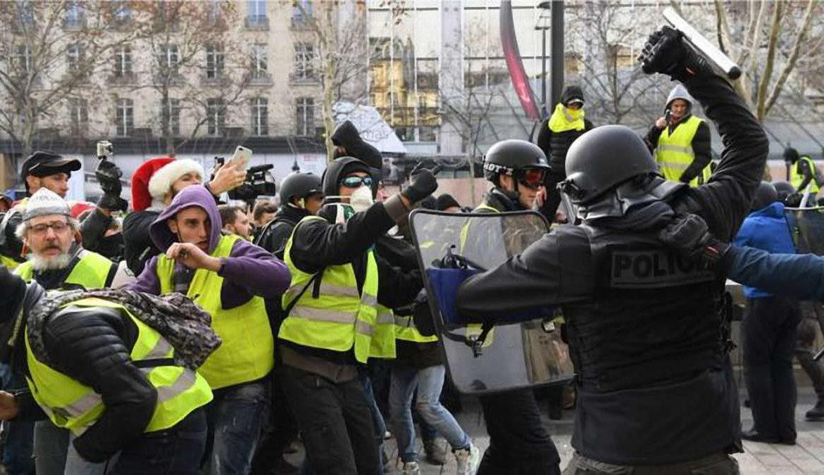 разгон демонстрации в париже