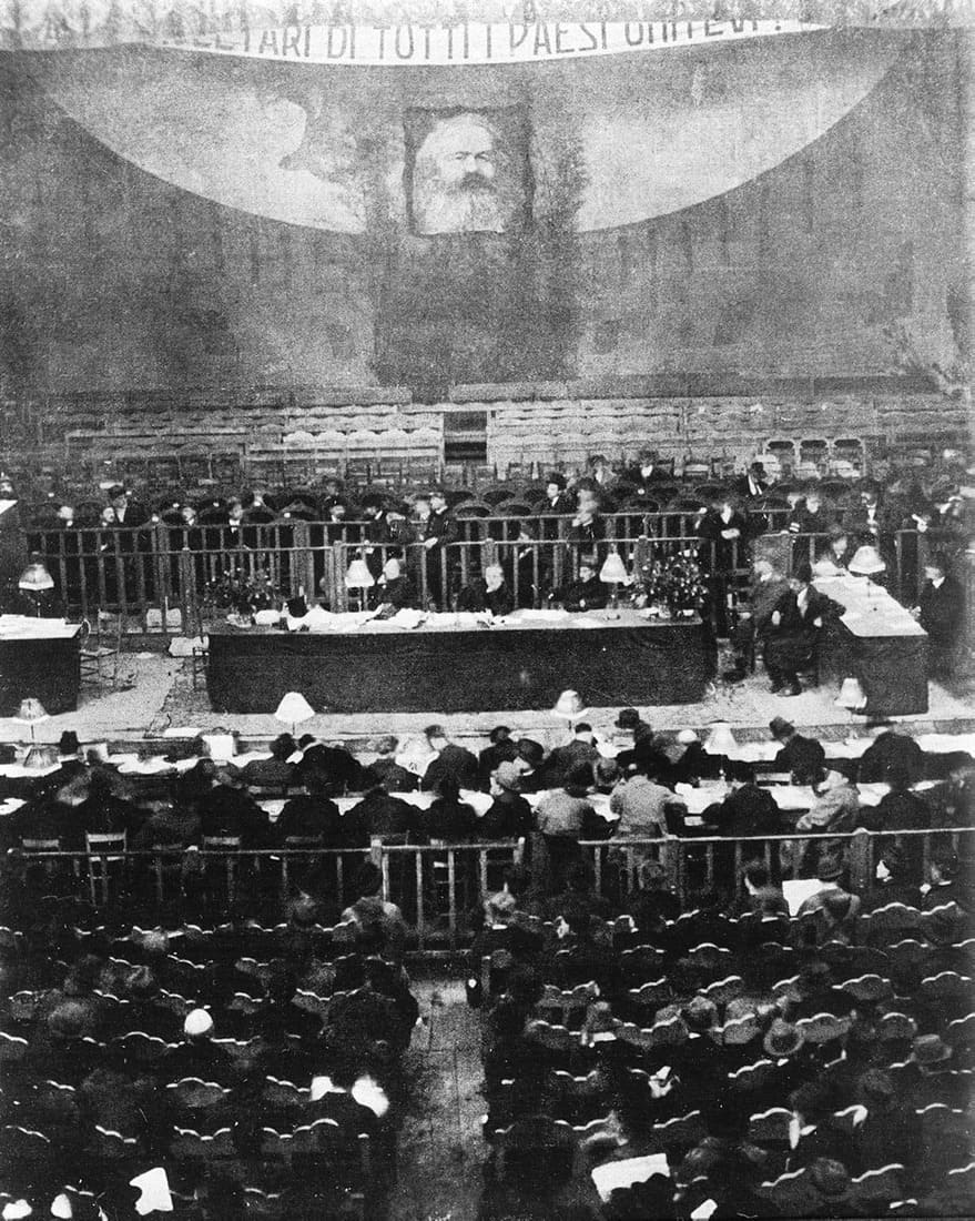 21 января 1921 года на XVII съезде Итальянской социалистической партии делегаты-коммунисты покинули собрание под пение «Интернационала». Итальянская коммунистическая партия (ИКП) ещё находилась в самом начале своего формирования, но через год к власти придут фашисты.