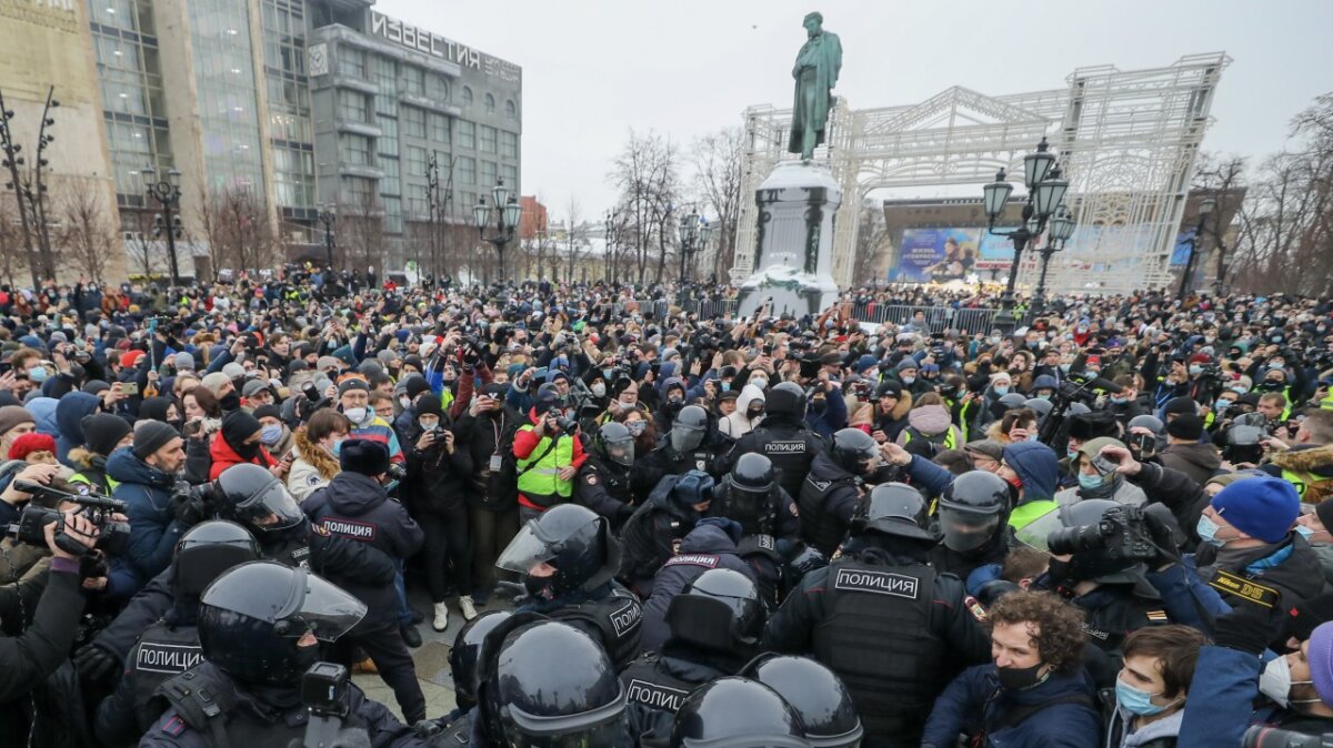 Демонстрации протеста, прокатившиеся по России 23 января, стали крупнейшими за долгие годы, и по численности, и особенно по географическому охвату. Участие в них приняли десятки (по данным организаторов – сотни) тысяч человек.