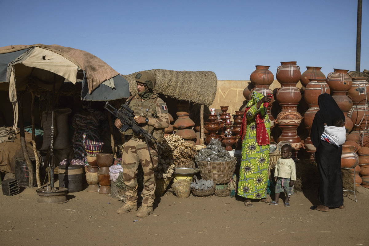 15 февраля в Чаде открывается саммит государств-членов Сахельской группы пяти. Париж отчаянно пытается найти способ вывести 5 000 солдат, дислоцированных на огромной территории, сопоставимой по площади с Европейским союзом, после восьми лет бессмысленной войны и военной оккупации.