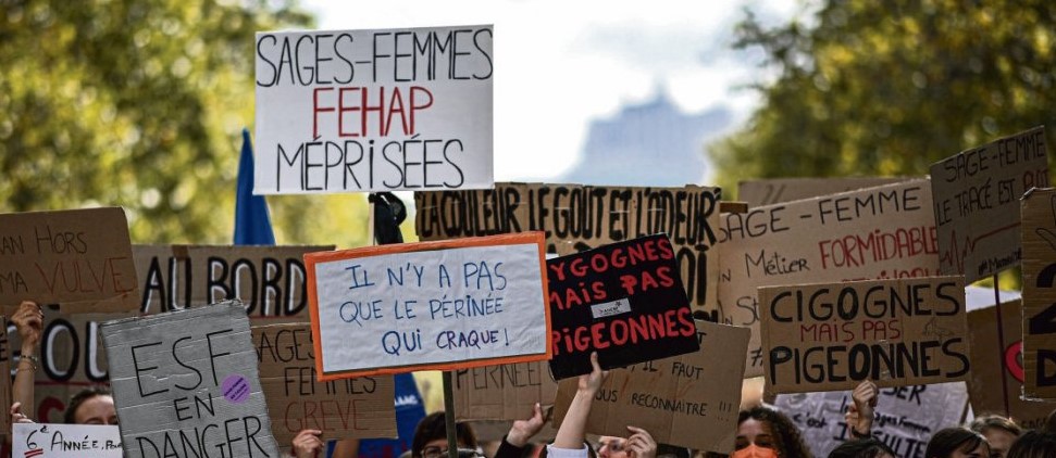 Франция: забастовка акушерок