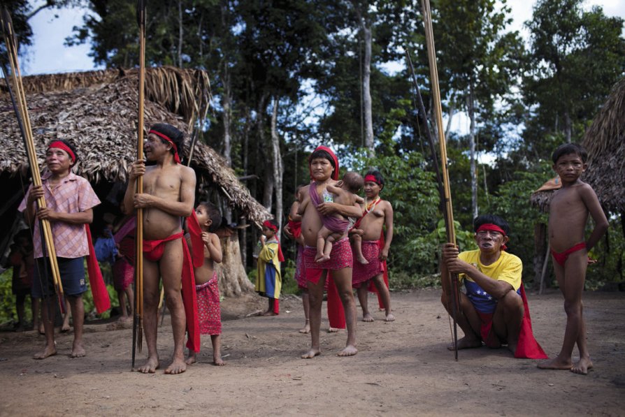 Шаман, который борется. Народ яномамо проживал на протяжении тысячелетий в лесах Бразилии и Венесуэлы. Теперь они оказались на грани вымирания. © Карлос Гарсия Раулинс / агентство Reuters